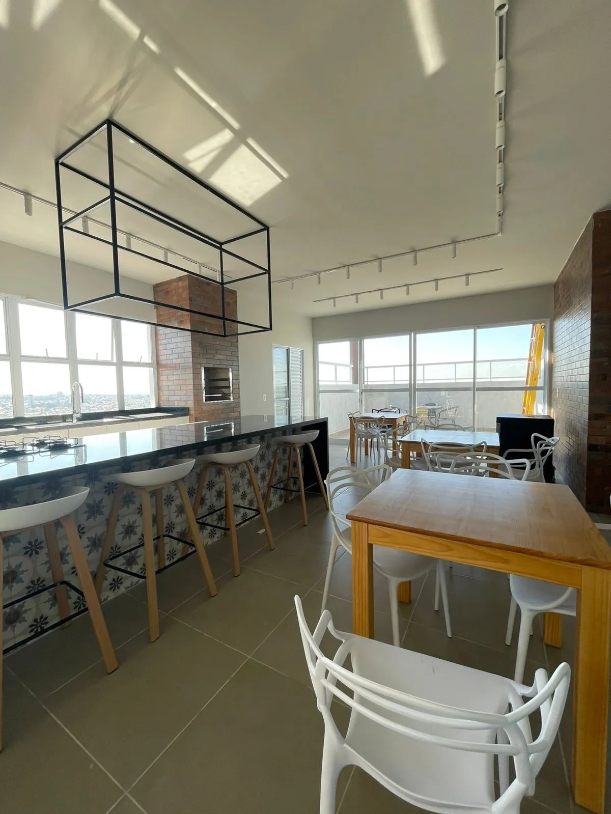 Imagem Excelente apartamento à venda no JJR Hortência, 52m², 2 quartos sendo 1 suíte, varanda gourmet, andar alto, vista da cidade e lazer completo.