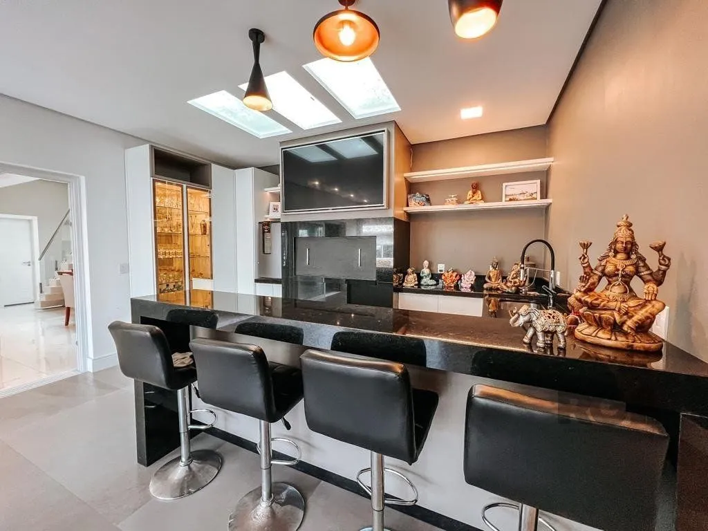 Imagem Excelente residência com aproximadamente 242m² privativos,