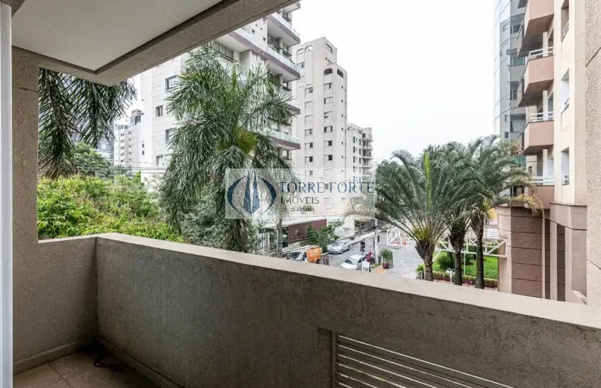 Imagem Sala comercial nova, com 44 m², 2 banheiros e sacada, excelente localização