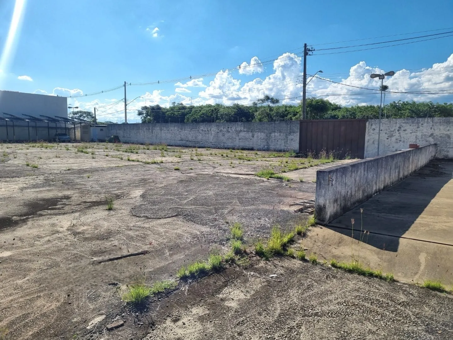 Imagem Terreno Plano e Cimentado com 5.356 m² para Estacionamento de Ônibus a 1.200 Metros da Basílica de Aparecida