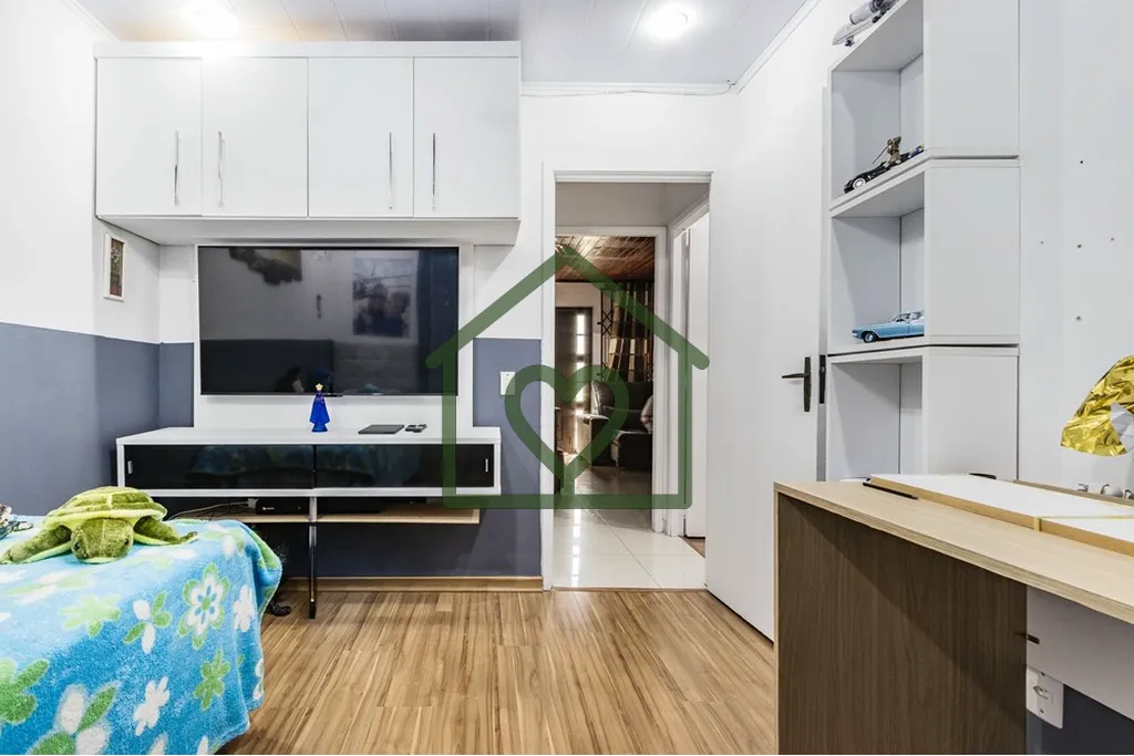 Imagem Casa com 180m2 de área construída em terreno amplo no bairro Parque Santa Fé, Porto Alegre, com 3...
