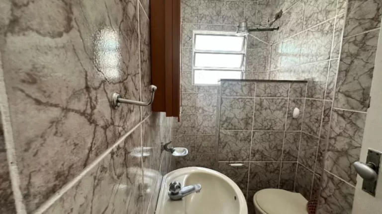 Imagem "Apartamento mobiliado com uma sala ampla, ideal para quem busca conforto e praticidade. Excelente localização e uma linda decoração. Agende sua visita!"