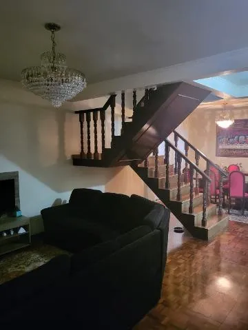 Imagem VENDA E LOCAÇÃO DE SOBRADO NA VILA VIRGÍNIA, EM ITAQUAQUECETUBA/SP, 200m² com varanda, jardim, cozinha ampla, 3 salas e suíte com hidro. CONSULTE-NOS.