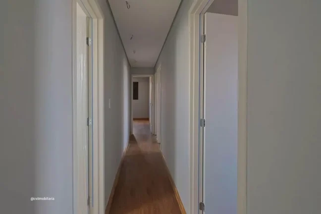 Imagem Imóvel aconchegante à venda com 4 quartos, sendo 1 suíte, e 2 banheiros no total. O condomínio f...