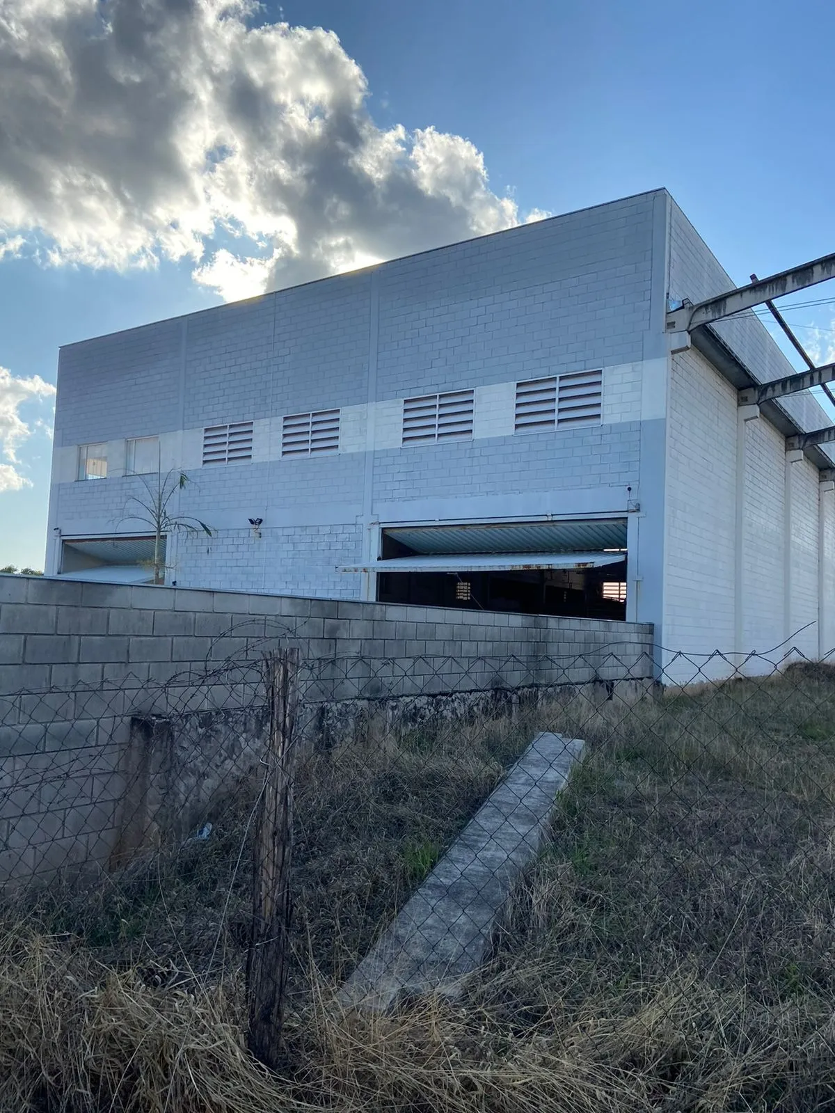 Imagem Vendo Terreno de 835 m2 com Pré moldado para barracão de 420m2 e 7m de pé direito.