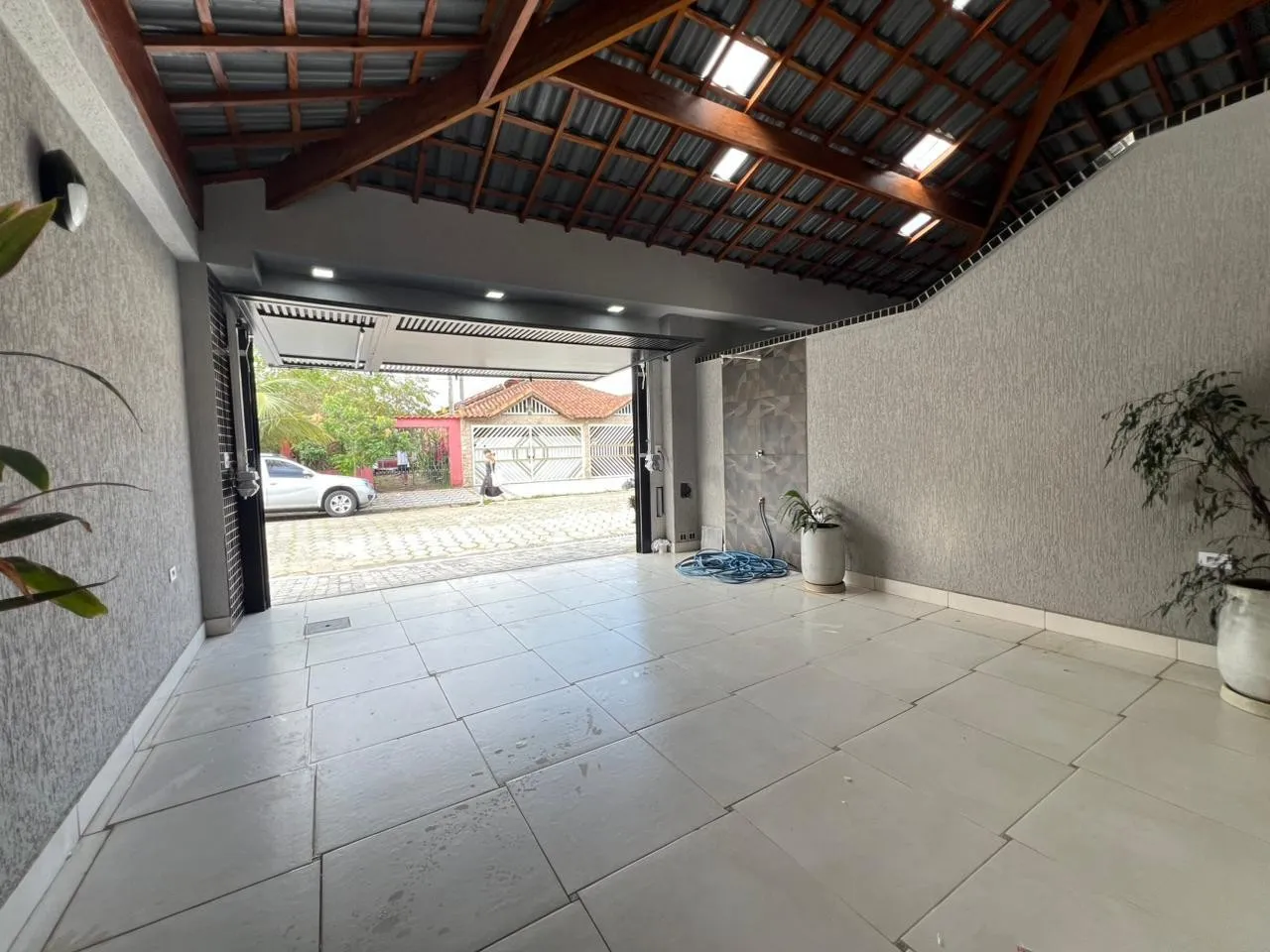 Imagem Casa para Venda em Praia Grande, Caiçara, 3 dormitórios, 2 suítes, 2 banheiros, 2 vagas