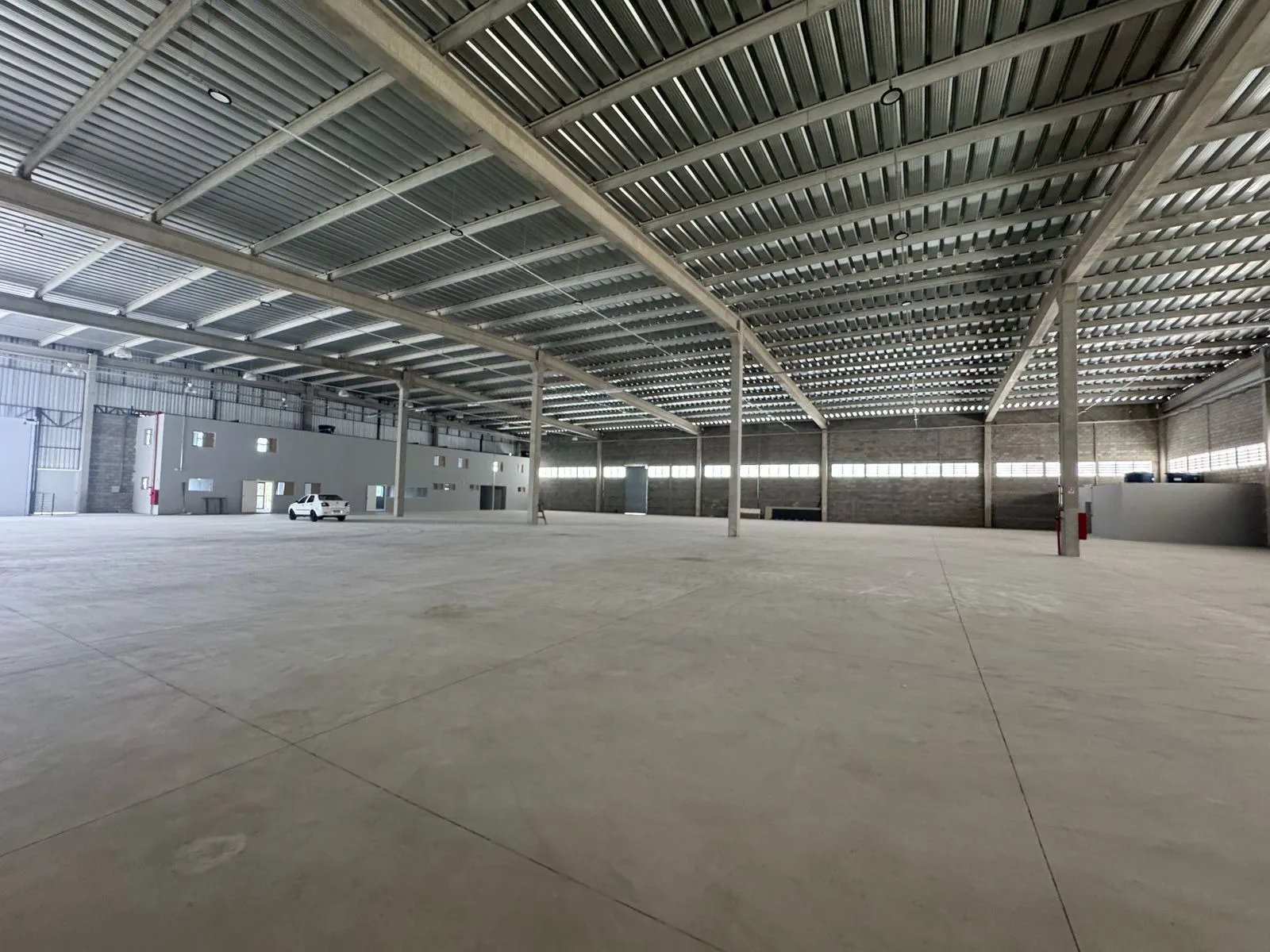 Imagem Amplo Galpão Industrial com Estrutura Completa e Localização Estratégica em Iporanga