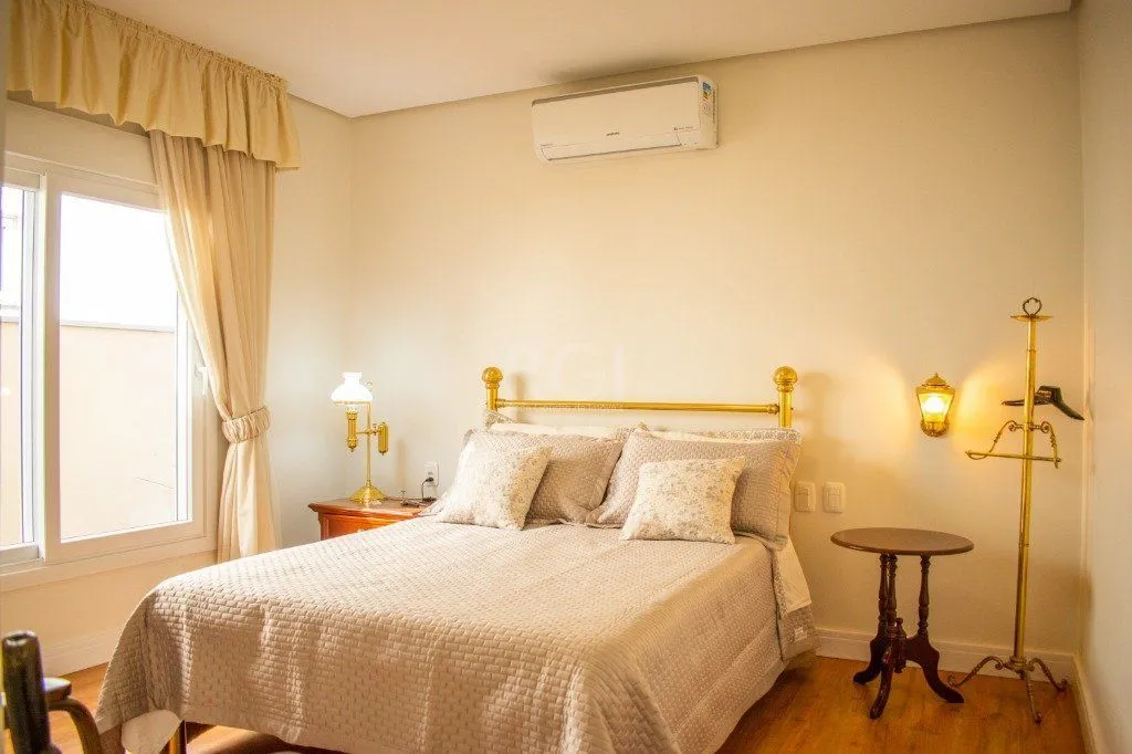 Imagem Casa para Venda - 243.12m², 4 dormitórios, sendo 1 suites, 4 vagas - São Vicente