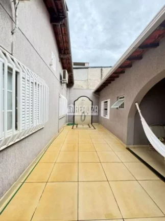 Imagem Casa com 3 suítes e varanda gourmet no bairro Santa Maria em Uberaba
