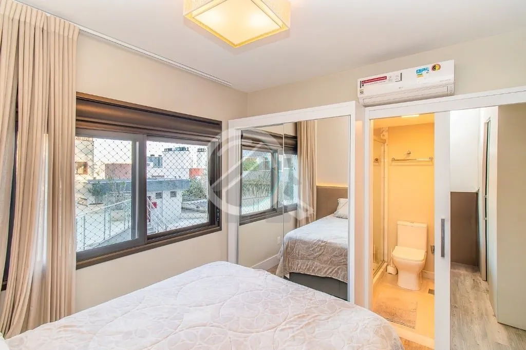 Imagem Apartamento semimobiliado, de 3 dormitórios, sendo uma suíte com closet, living configurado para 2...