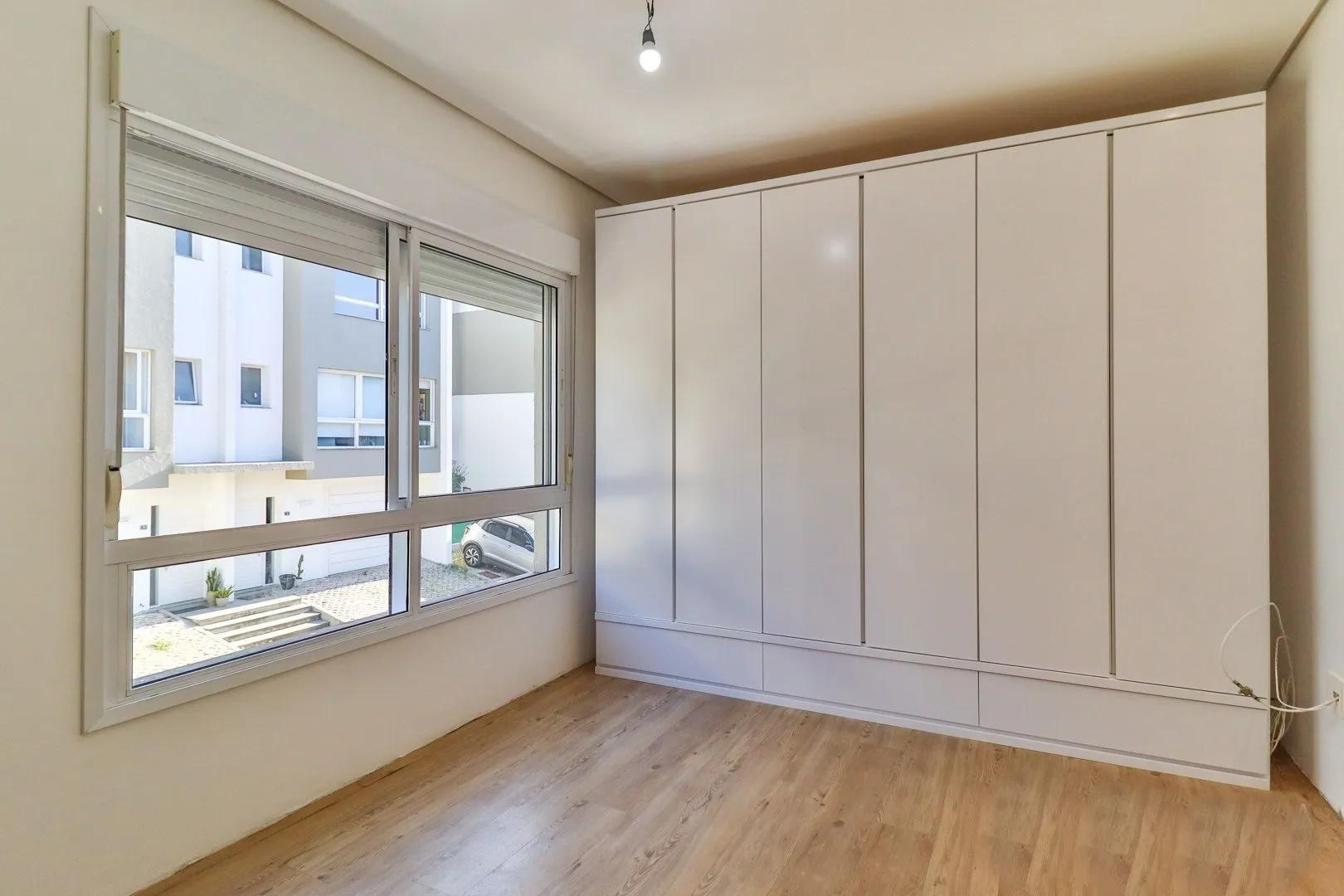 Imagem CASA TRIPLEX COM 4 SUITES E 2 VAGAS- SEMIMOBILIADA