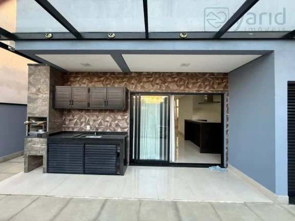 Imagem Casa em Condomínio à Venda em Localização Privilegiada: 3 Quartos, 1 Suíte, 3 Salas, 3 Banheiros, 4 Vagas de Garagem - 205,00 m².