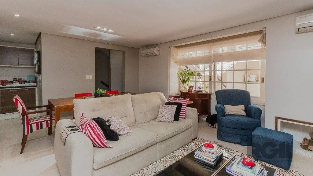 Imagem Excelente casa em condomínio de 249m² com 03 dormitórios e 4 vagas.