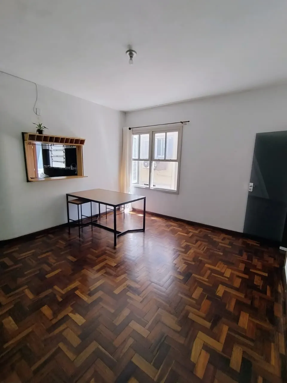 Imagem Ótimo apartamento desocupado de frente para a Redenção- Cidade Baixa