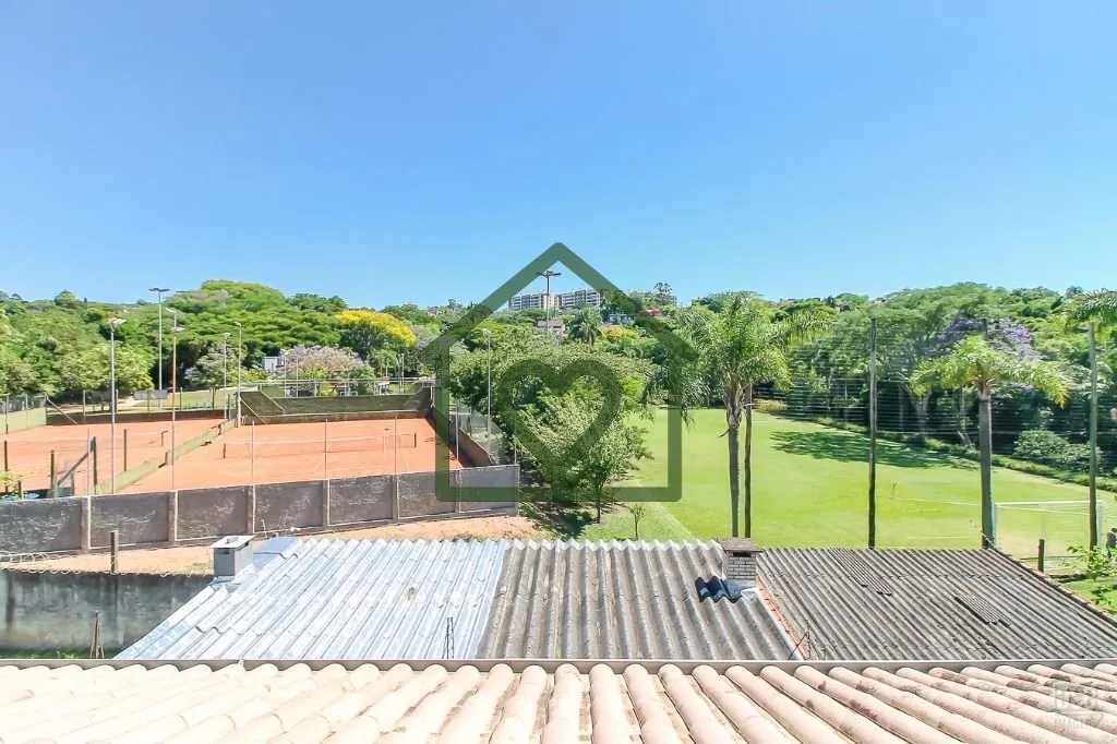 Imagem Casa, estilo sobrado, social integrado com lareira, jantar, cozinha com armários, pátio, pergolado...