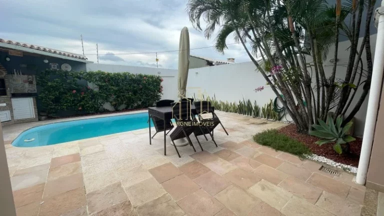 Imagem Excelente casa em condomínio fechado com três suítes e espaço gourmet a venda na Praia do Flamengo