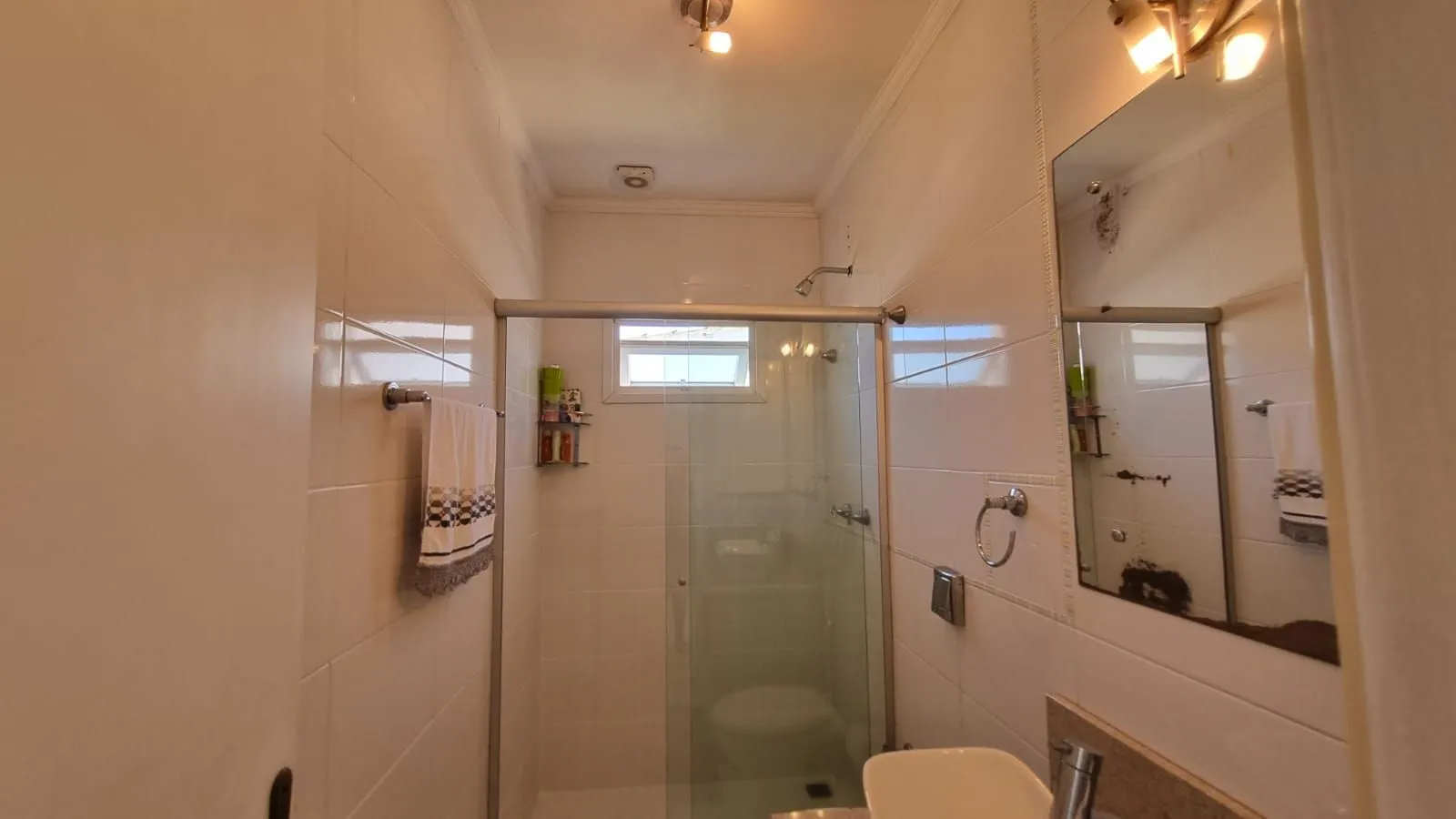 Imagem Casa Espetacular com Vista Deslumbrante, Reformada por Arquiteto de 2 dormitórios, suíte, próximo a PUC e Carrefour no bairro Partenon em Porto Alegre/RS/