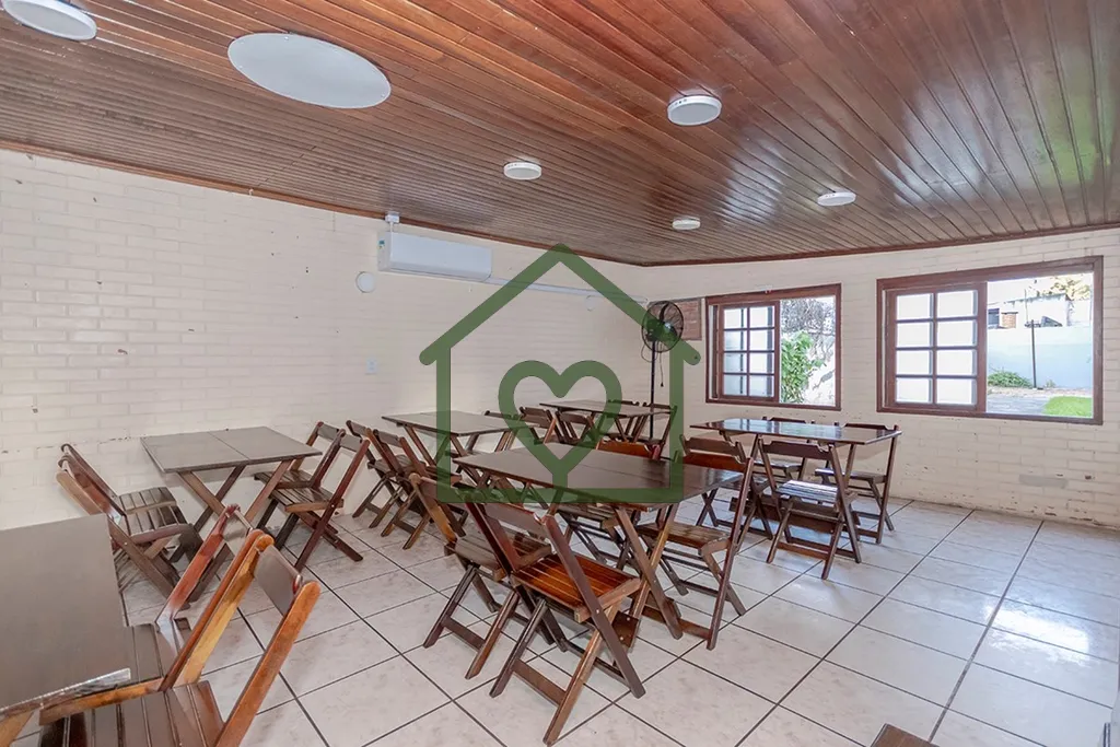 Imagem Descubra a oportunidade perfeita para investir no seu novo lar em Porto Alegre! Este aconchegante ap...