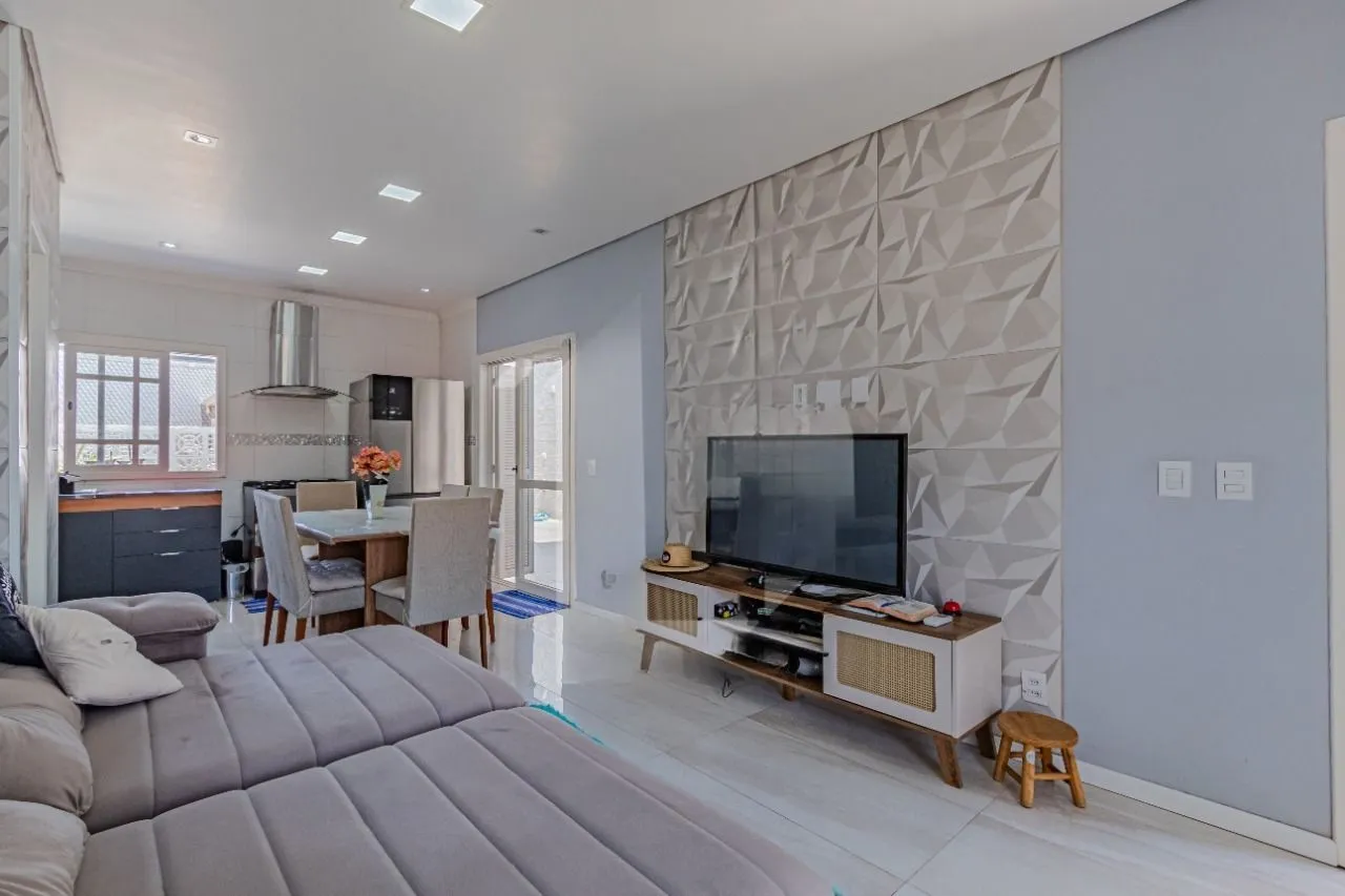 Imagem Casa com piscina e 3 quartos à venda em Cachoeirinha