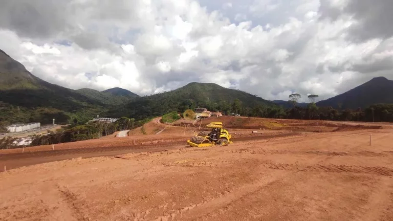 Imagem Terreno em Condomínio para Venda em Teresópolis / RJ no bairro Ermitage