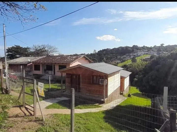 Imagem Terreno com 2 casas pré-fabricadas recém-construídas