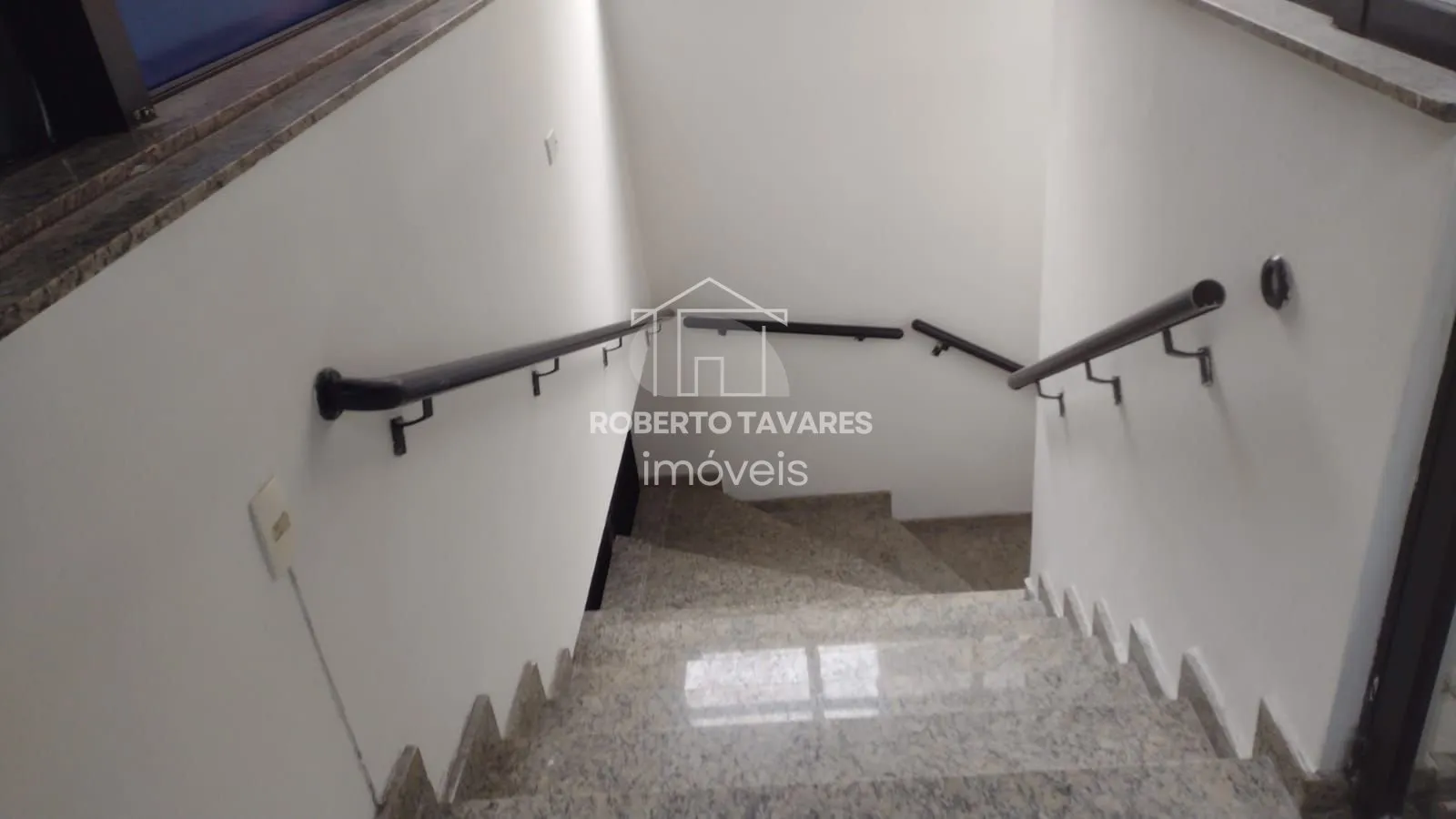 Imagem Prédio Comercial em Santa Cecília 450m² - Vão livre, 9 banheiros, 12 lavatórios, 4 pontos de chuveiro c/ box, 9 garagens, com quarto e banheiro de apoio.