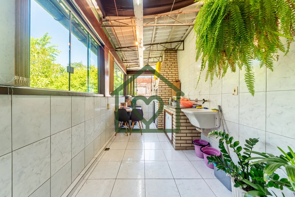 Imagem Casa Residencial com 3 pavimentos no bairro Sarandi com 290m² distribuída da seguinte maneira: 2 l...