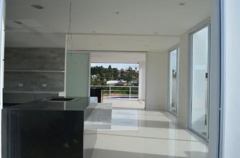 Imagem VENDA DE SOBRADO NO CONDOMÍNIO VERDES LAGOS, EM ARUJÁ/SP, com 453m², 05 suítes, piscina, churrasqueira, 03 salas e 04 vagas cobertas, CONSULTE-NOS.