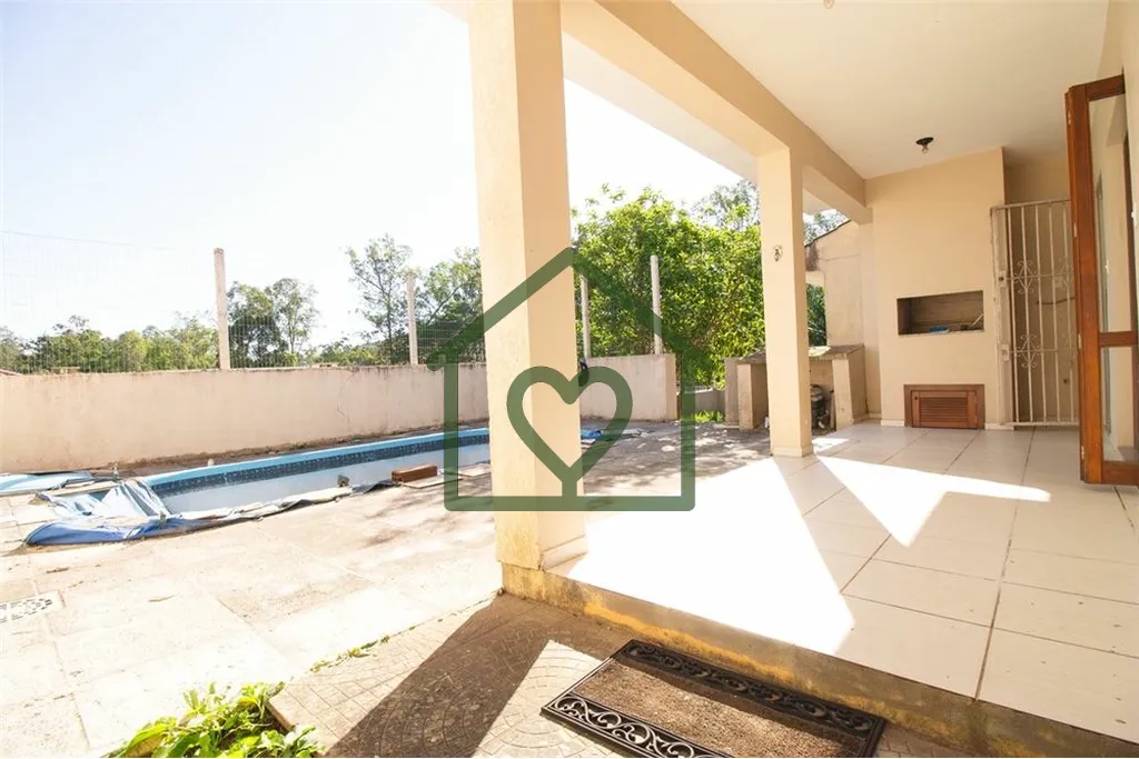 Imagem Conheça esta Casa Térrea 2 quartos, sendo 1 suíte; com varanda aos fundos com piscina e churrasqu...