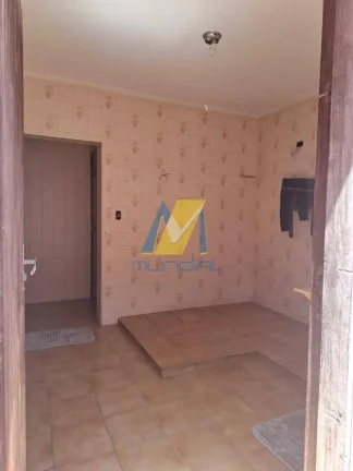 Imagem Sobrado Espaçoso com 300m², 4 Dorms, Edícula e 4 Vagas