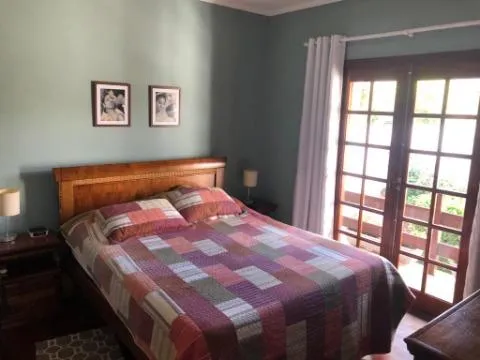 Imagem VENDA DE SOBRADO NO CONDOMÍNIO ARUJÁ V, EM ARUJÁ/SP, 264m² com 3 quartos, suíte, churrasqueira, jardim, cozinha americana e 04 vagas. CONSULTE-NOS.