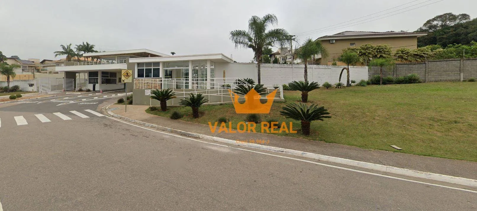 Imagem Casa em Condomínio no Terras de São Carlos em terreno com 482 m², área construída de 756 m², com 4 suítes. Aceita Permuta