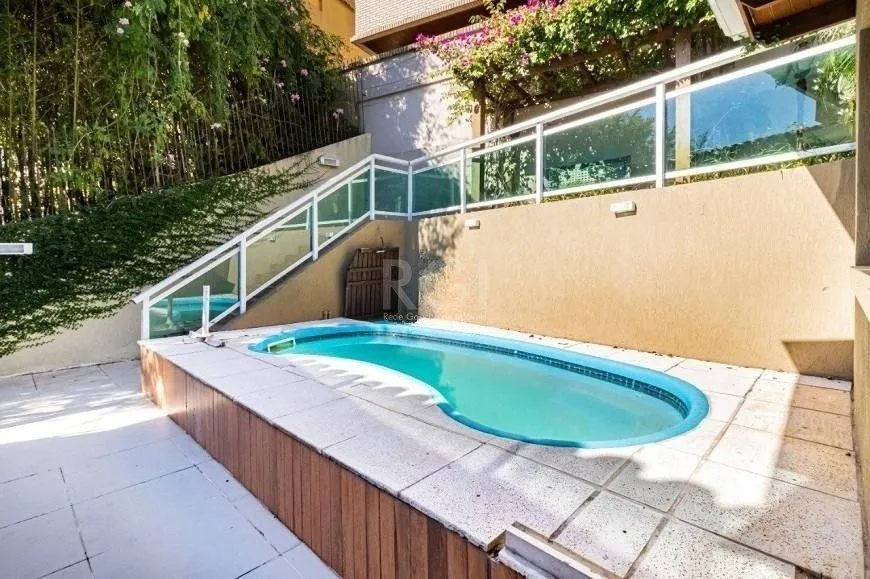 Imagem Excelente casa de 264m² com 4 dormitórios no bairro Menino Deus