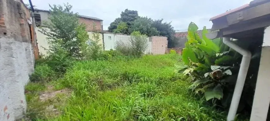 Imagem Casa térrea com 2 dormitórios, amplo pátio e 3 vagas.