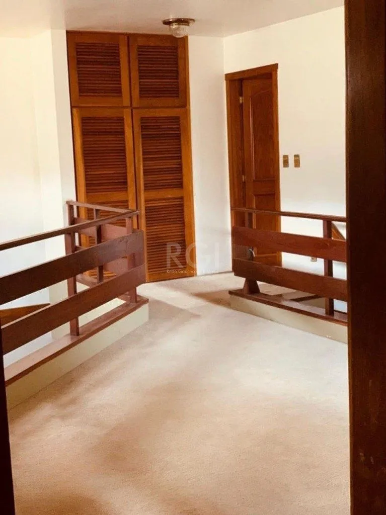 Imagem Encantadora residência com 03 dormitórios sendo 01 suíte e piscina.