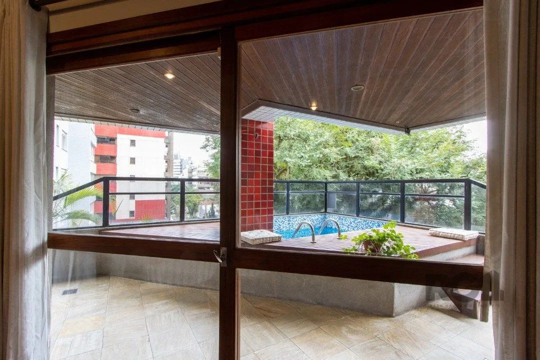 Imagem Apartamento com piscina na sacada e 3 vagas individuais.