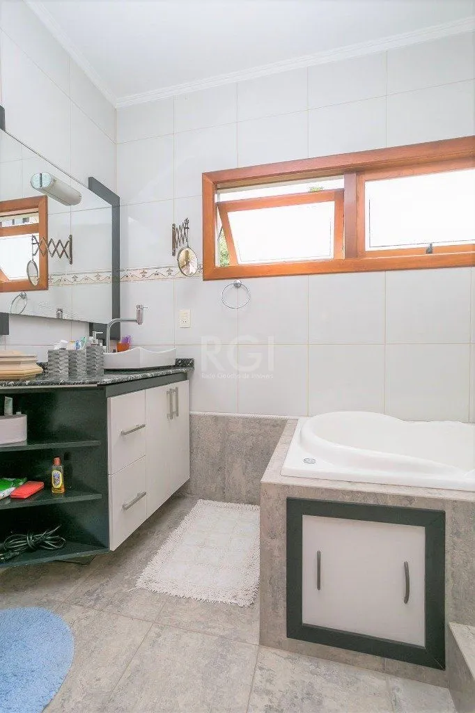 Imagem Casa para Venda - 279m², 3 dormitórios, sendo 1 suites, 4 vagas - Teresópolis