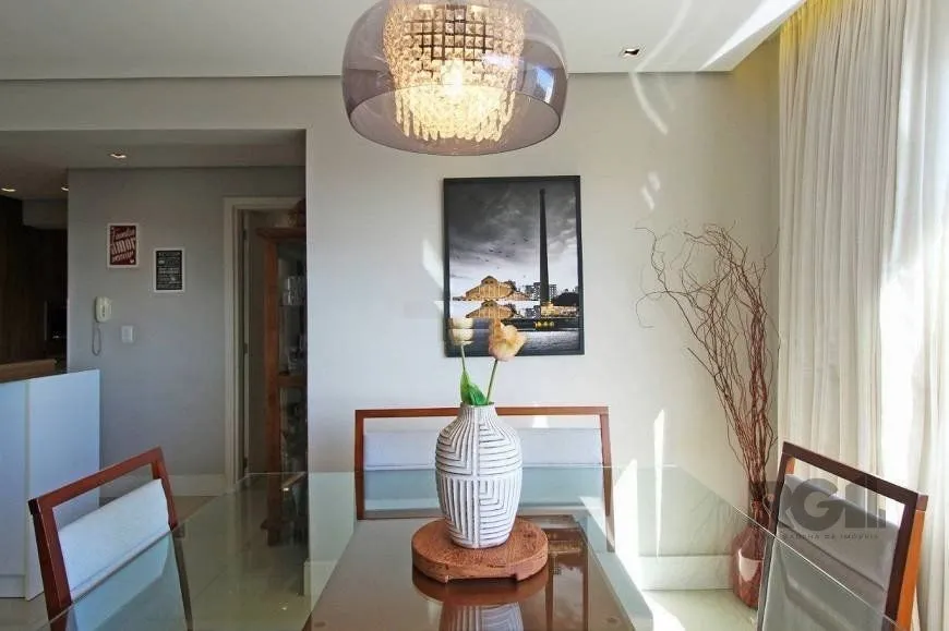 Imagem EXCELENTE OPORTUNIDADE! 120m2, 2 VAGAS, ANDAR ALTÍSSIMO COM VISTA PARA AEROPORTO! Apartamento 3 dormitórios (sendo 1 suíte)