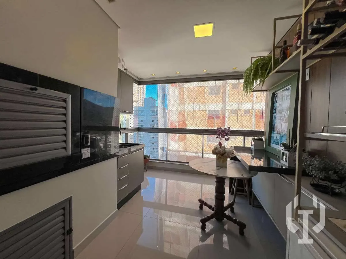 Imagem Apartamento mobiliado de 3 suítes e 2 vagas de garagem no Centro de Itapema