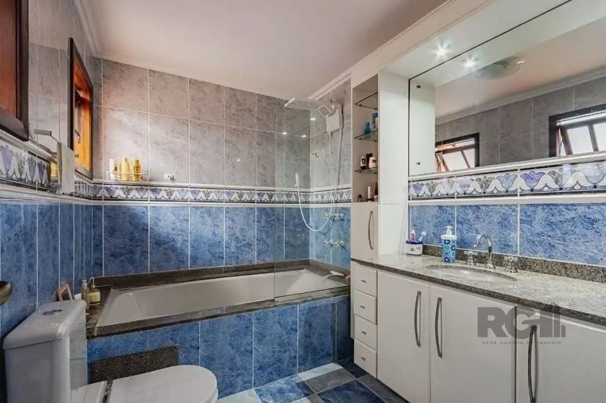 Imagem Excelente casa de 209m² com 3 dormitórios, piscina e 3 vagas de garagem.