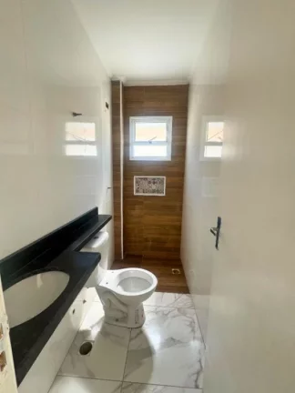 Imagem Casa térrea com 2 dormitórios sendo 1 suite. O imóvel está em condomínio fechado, proporcionando mais segurança e conforto aos moradores, você encontra á venda na Imobiliaria Consulte Imoveis.