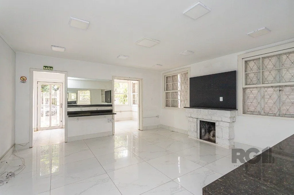 Imagem Casa Espaçosa de 3 Dormitórios à Venda no Bairro Moinhos De Vento!