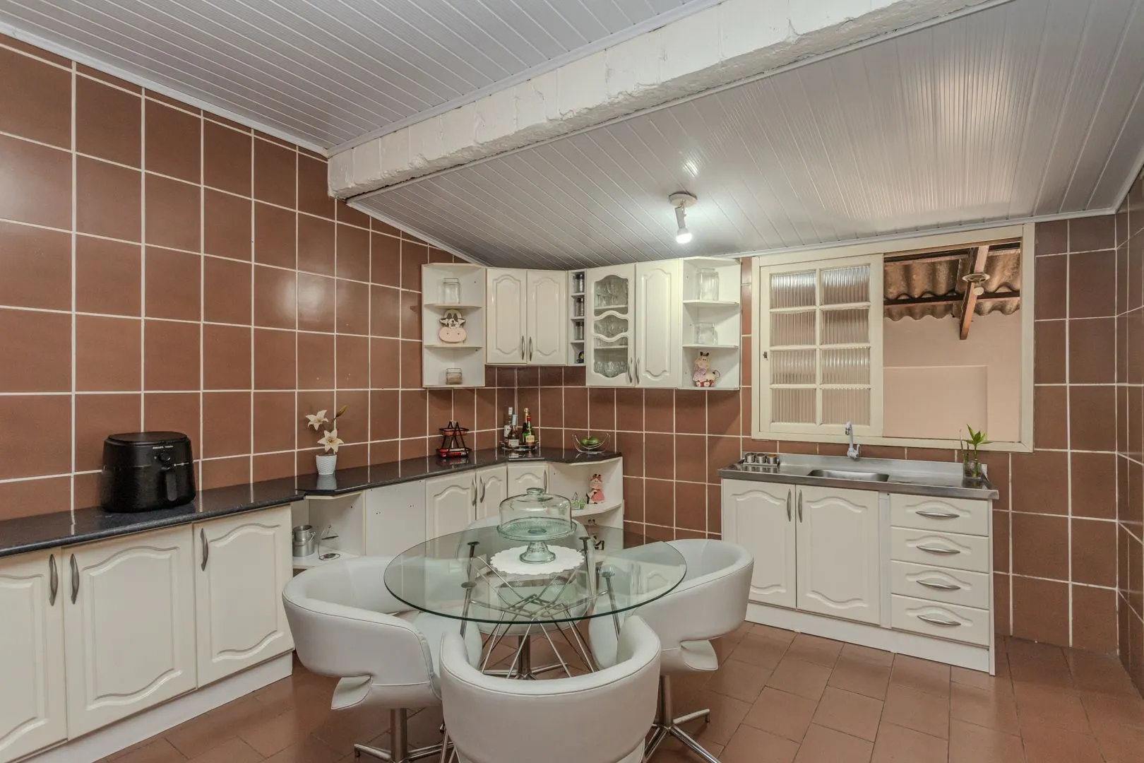 Imagem Casa no bairro Jardim Botânico de 3 dormitórios e garagem e terreno com 370m²