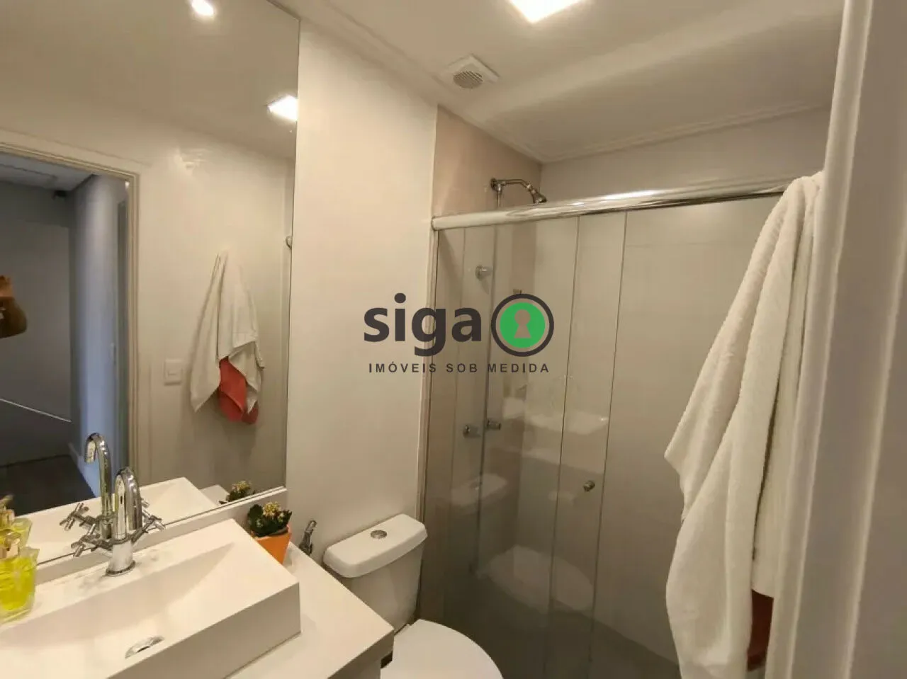 Imagem Casa sofisticada com jacuzzi privativa e acabamento contemporâneo.