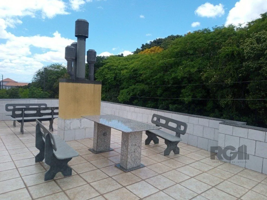 Imagem Vende prédio com 3 apartamentos, 9 dormitórios, 3 suíte, 3 salas amplas com churrasqueira, box 8 vaga coberta, 479 m² por R$ 2.150.000,00- São João - Porto Alegre/RS