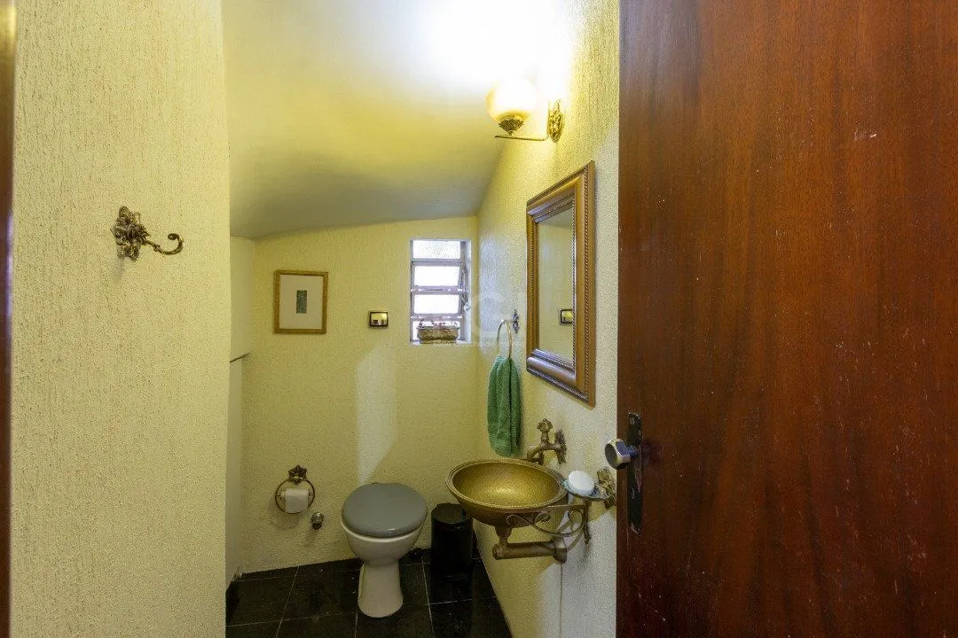 Imagem Sobrado com 345m² privativos, 3 suites, 2 vagas, churrasqueira. pátio com piscina - Bairro Cristal