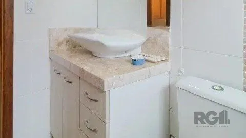 Imagem Casa em condomínio na zona sul, 3 quartos, suíte, lareira, churrasqueira, 2 vagas de garagem coberta.