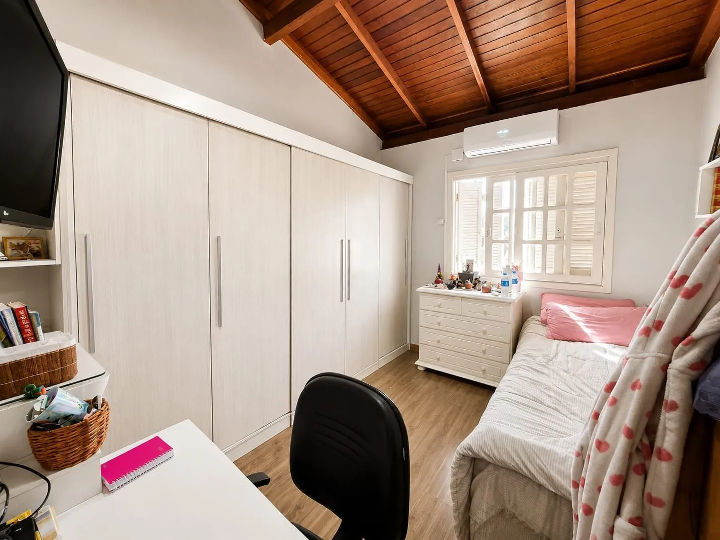 Imagem Casa 03 dormitórios no bairro Guarujá em Porto Alegre
