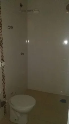 Imagem Barracão com excelente localização com portão de aço, escritório com escada, 2 sanitários, co...
