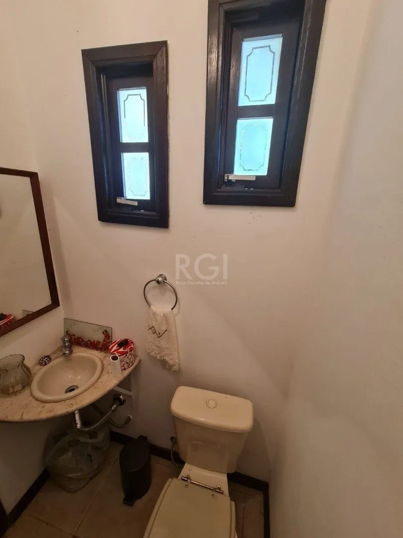 Imagem Casa em lindo terreno alto ao nível da rua medindo 10 × 32 onde consta uma residência térrea com 136m2 de área privativa,
